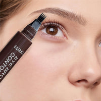 Femme appliquant le stylo à sourcils