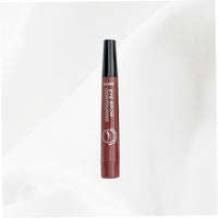 Stylo à sourcils couleur châtain posé sur fond blanc