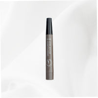 Stylo à sourcils couleur gris posé sur fond blanc