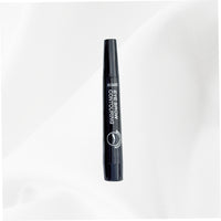 Stylo à sourcils couleur noir posé sur fond blanc