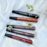 Stylo à sourcils avec embout biseauté en gros plan différente couleur