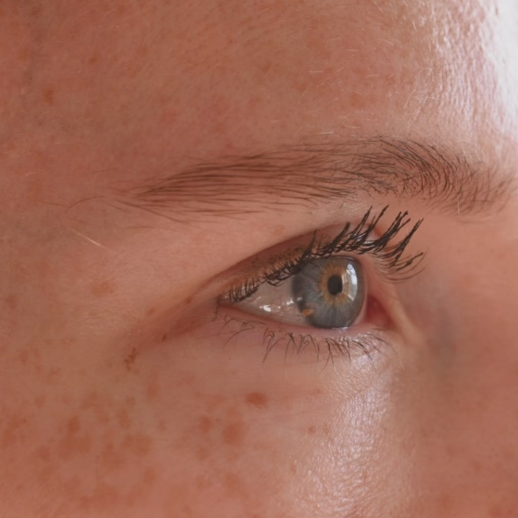 vidéo mettant en avant le stylo à sourcil